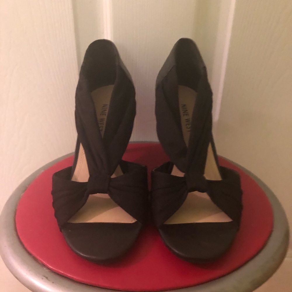 NINE WEST, kitten heel V-strap formal sandal, 7.5